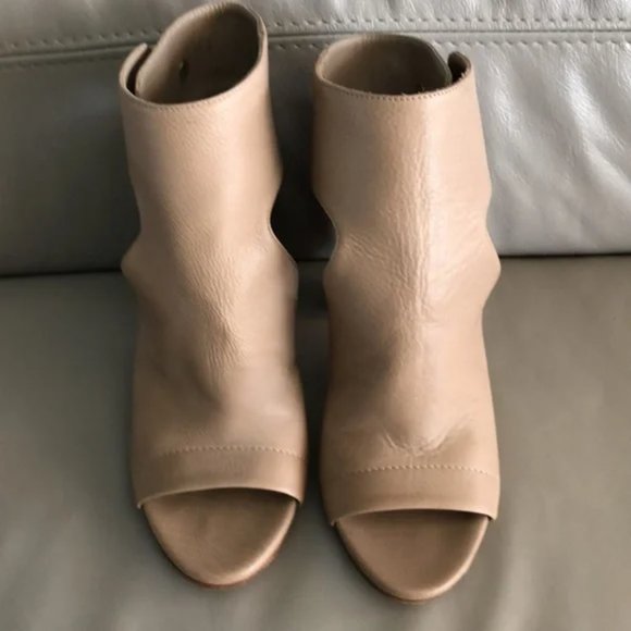 Vince Nude Leather Heels Sandals size 7 - Picture 2 of 8